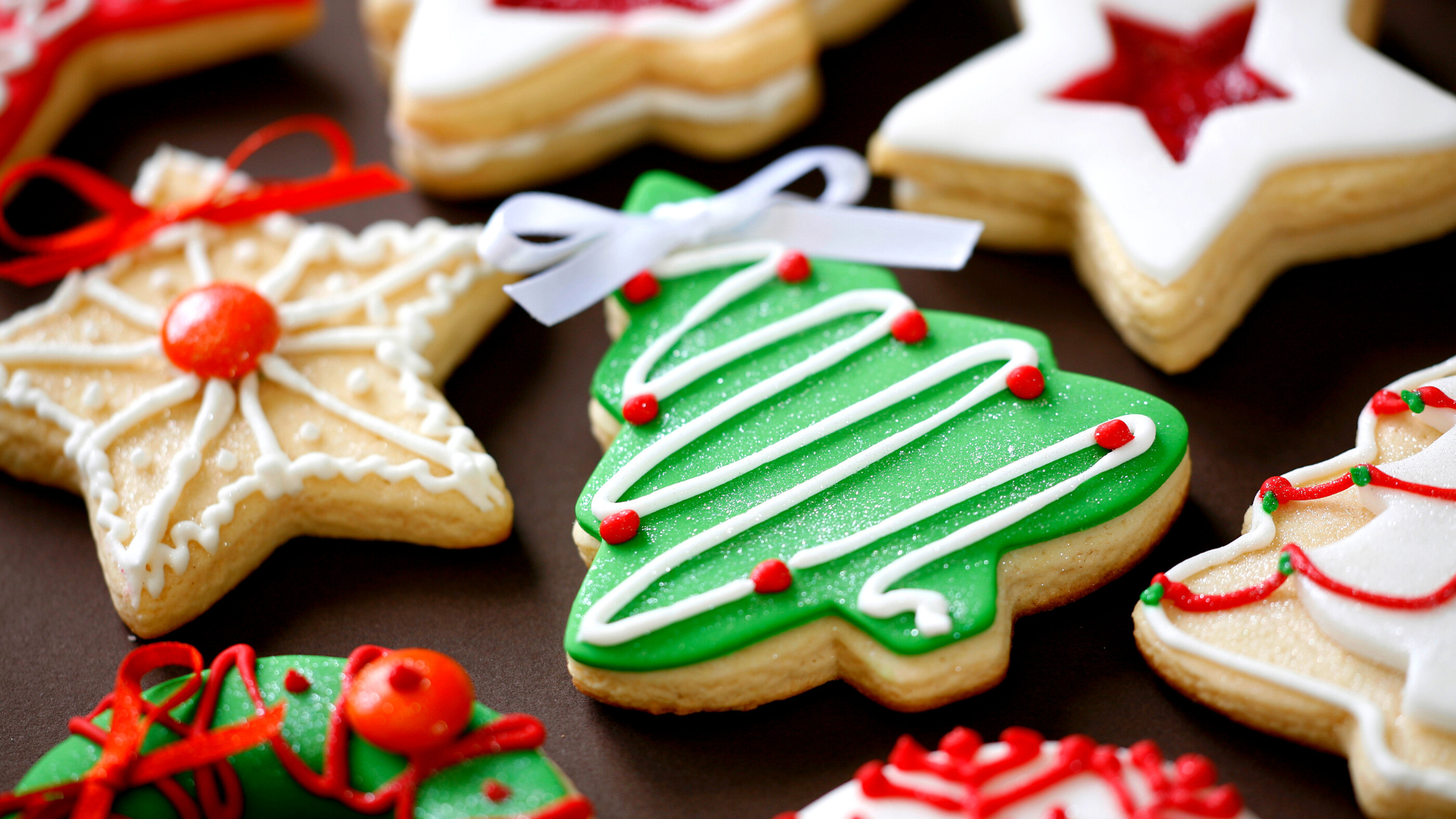 Celebrate Christmas With These Delightful White Chocolate Christmas Trees